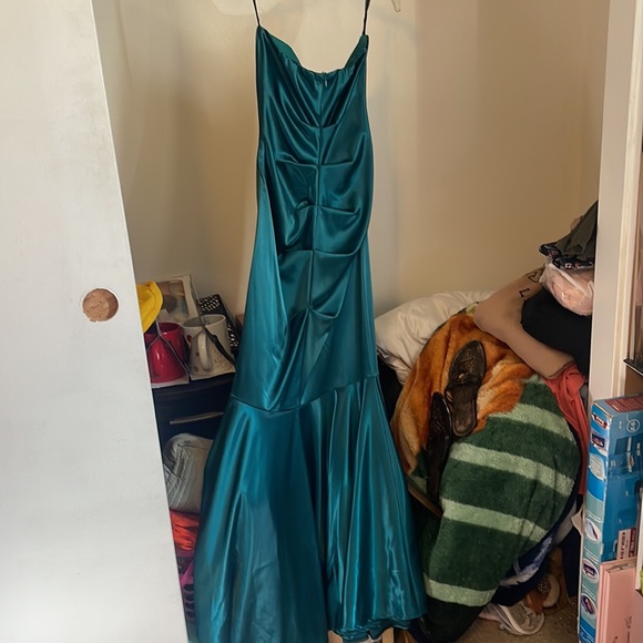 Prom dress - Picture 2 of 2